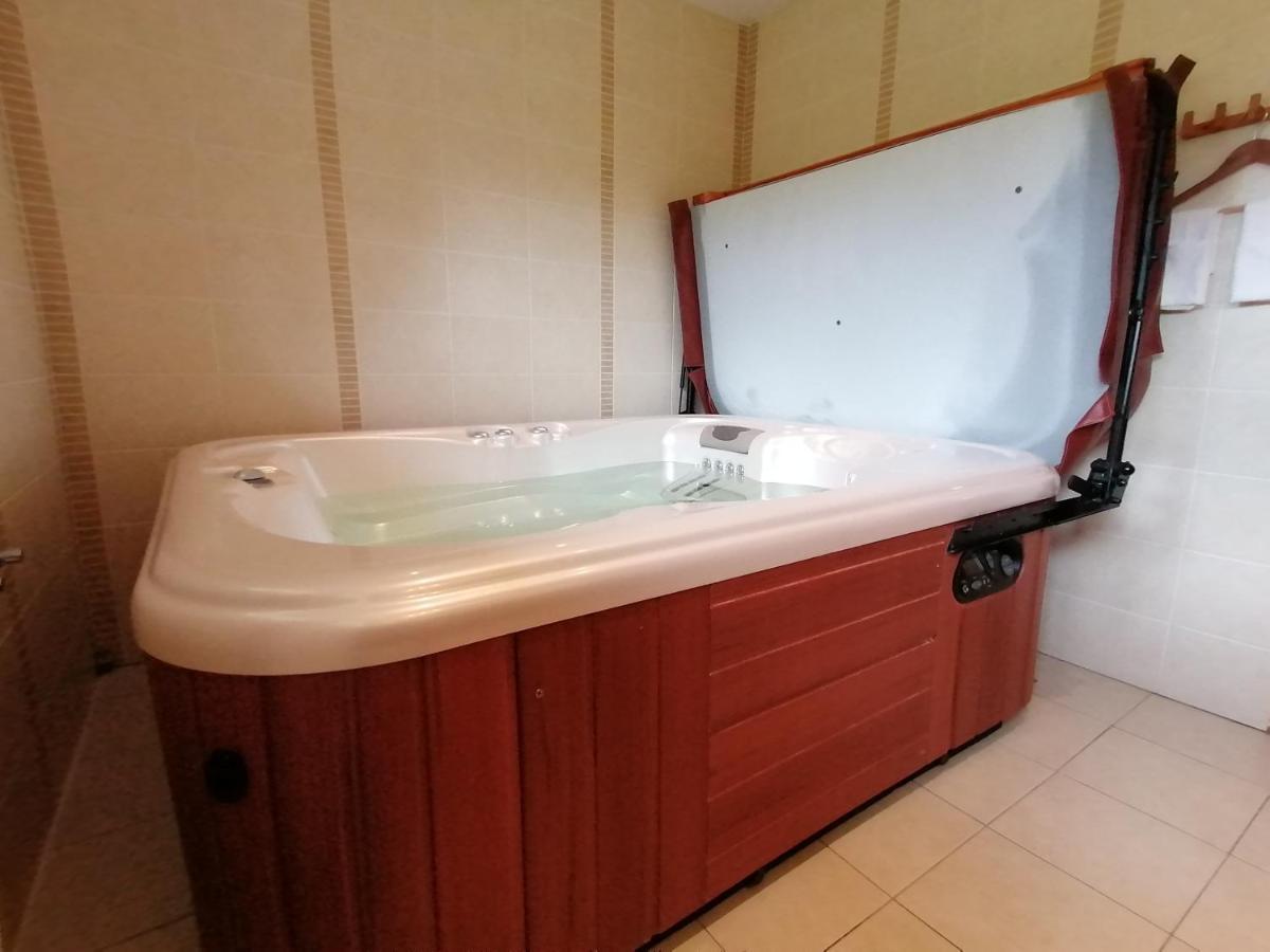 L'Atelier D'Arthur - Gite Chaleureux Avec Jacuzzi. Tenneville Exteriör bild